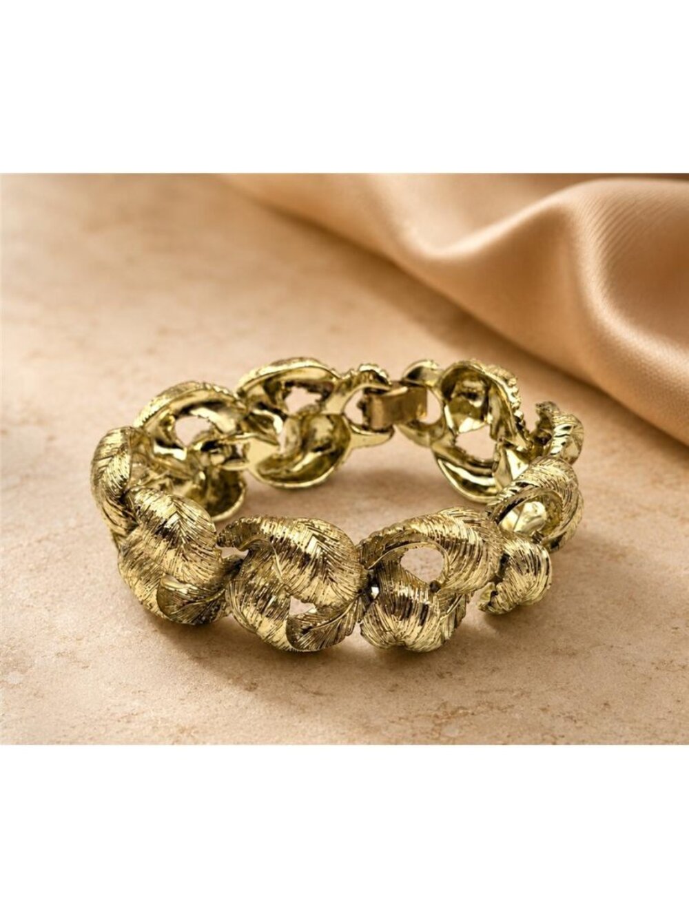 Lisner Gold Tone Textured Knot Link Chain Bracelet 7 Inch Vintage